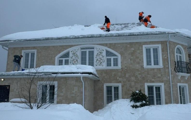 Очистка кровли коттеджа от снега