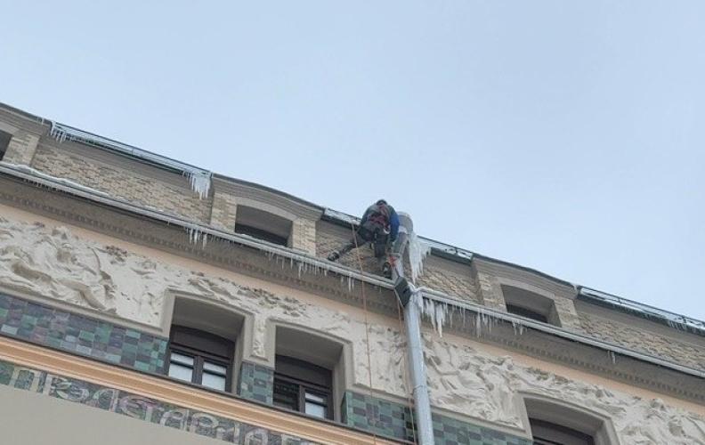 Очистка кровли гостиницы «Метрополь»